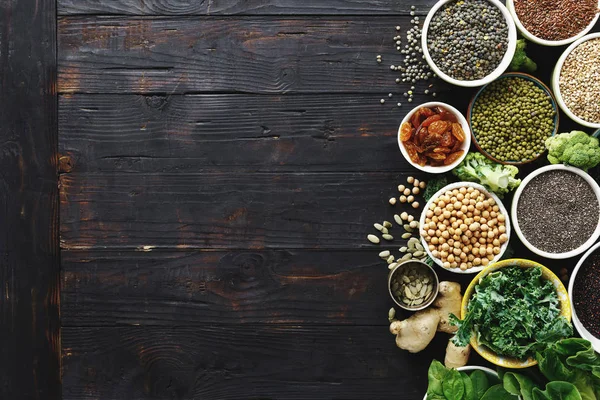 Rohe Samen Getreide Bohnen Superfoods Und Grünes Gemüse Auf Dunklen — Stockfoto