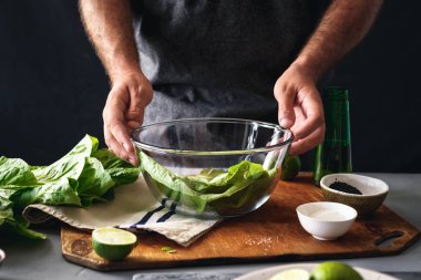 Adam marul salatası detoks hazırlanıyor. Sağlıklı gıda kavramı