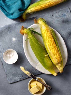 Üstten görünüm yemek pişirmek için malzemelerle çiğ Mısır