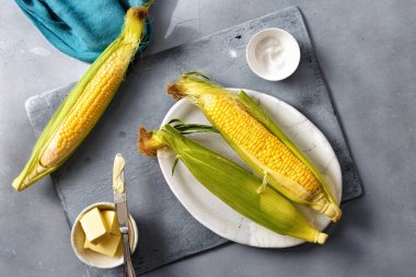 Üstten görünüm yemek pişirmek için malzemelerle çiğ Mısır