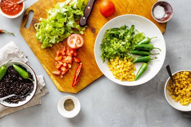 Üstten görünüm düz vejetaryen taco yemek için malzemeler yatıyordu