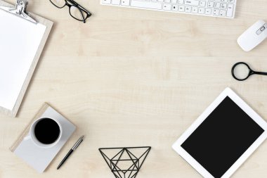 Çerçeve tablet kopya alanı ile yatıyordu, en iyi görünüm düz Pano ve aksesuarları. Modern kadınsı çalışma alanı
