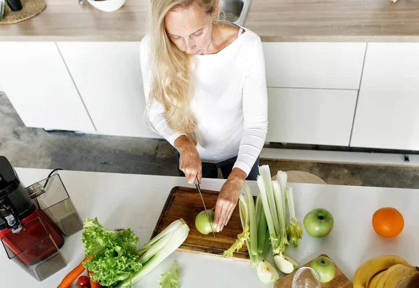 Koncept Zdravého Životního Stylu Připravte Zdravé Snídani Celeru Jablka Kuchyni — Stock fotografie
