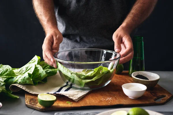 Uomo Che Prepara Insalata Disintossicante Lattuga Romana Concetto Cibo Sano — Foto Stock