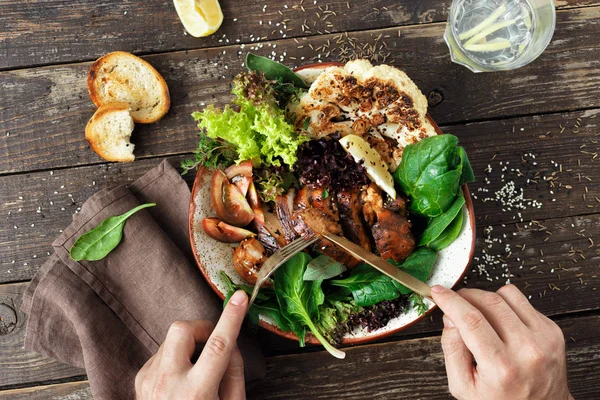 Hombre Está Comiendo Sano Almuerzo Concepto Alimentos Saludables Limpios Equilibrados — Foto de Stock