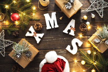 Noel arka plan Word Xmas yat ve Noel dekorasyonu ve koyu ahşap masa üstü görünüm Noel ışıkları çelenk yaptı