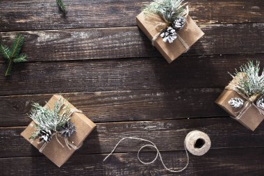 El yapımı Noel hediye kutuları koyu ahşap arka plan en iyi görünüm düz üzerinde yatıyordu