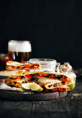 Vejetaryen bira aperatifler: quesadilla sebze ve peynir koyu arka plan üzerinde