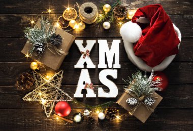 Noel arka plan. Word Xmas ve Noel dekorasyonu ve koyu ahşap arka plan en iyi görünüm düz lay ışıkları Noel çelenk