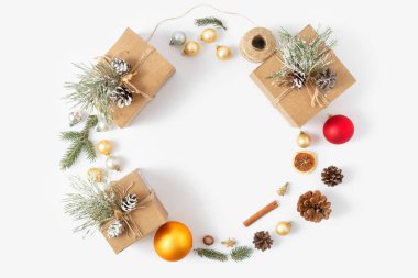 Üstten görünüm Noel dekorasyon çelenk düz beyaz arka plan üzerinde yatıyordu