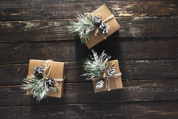 Yapımı Noel Hediye Kutuları Koyu Ahşap Masa Üstü Görüntüsü Düz — Stok fotoğraf