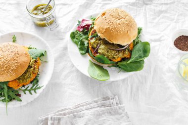 Vejetaryen burger kabak pirzola, ıspanak, roka ve pesto sos yapılmış tabakta. Sağlıklı vejetaryen gıda kavramı