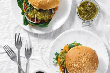 Vejetaryen burger kabak pirzola, ıspanak, roka ve pesto sos yapılmış plaka üstten görünüm görev yaptı. Sağlıklı vejetaryen gıda kavramı
