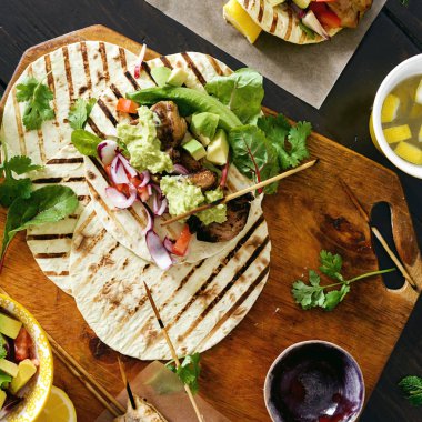 Yemek masası ile tavuk tako ızgara sebze salsa ve guacamole sos üstten görünüm 