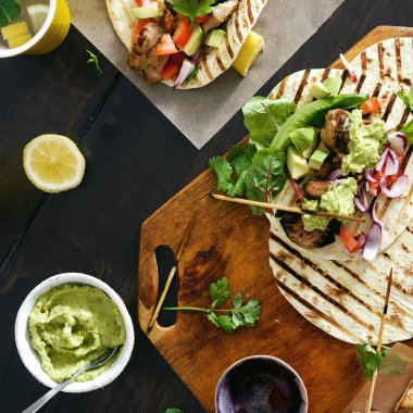 Taco ızgara sebze salsa, guacamole sos ve koyu ahşap arka plan limonata üstten görünüm ile tavuk