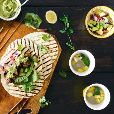 Yemek masası ile tacos ızgara sebze salsa, guacamole sos, tavuk ve limonata üstten görünüm 