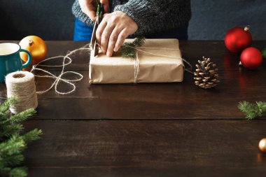 Erkek eller hediye kutusu ahşap masa üzerinde kaydırma. Rustik Noel arka plan. Ambalaj arka plan sunar