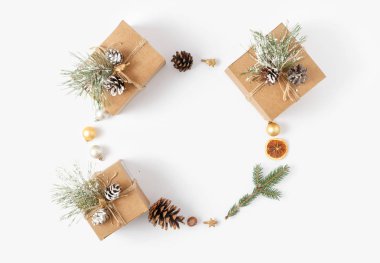 Noel arka plan. Çelenk Noel dekorasyonu beyaz arka plan üstten görünüm üzerinde yapılmış. Yeni yıl düz lay