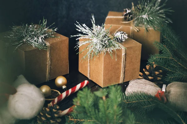 木桌上有礼品盒的圣诞饰品 质朴的圣诞节背景 包装呈现背景 — 图库照片