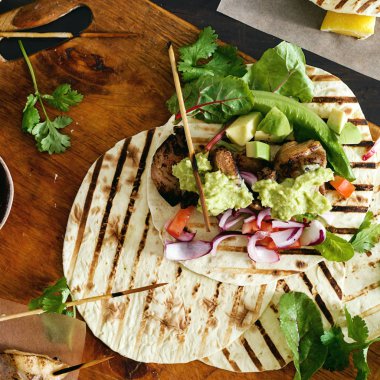 Taco ızgara sebze salsa ve koyu ahşap arka plan üstten görünüm üzerinde tavuk ile 