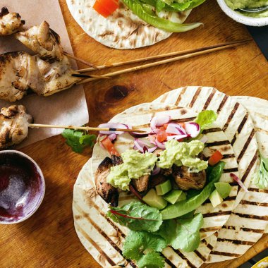 Taco ızgara sebze salsa, guacamole sos ve tavuk koyu arka plan üstten görünüm 