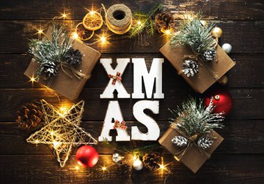 Düz yatıyordu Noel arka plan. Word Xmas ve Noel dekorasyonu ve koyu ahşap arka plan üstten görünüm Noel ışıkları yapılmış çelenk