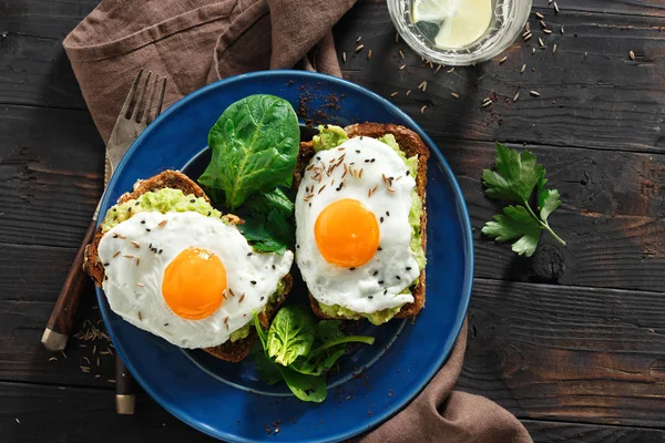 Vista Superior Tostadas Saludables Aguacate Para Desayuno Almuerzo Con Pan —  Fotos de Stock