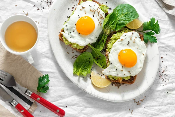 Ovanifrån Hälsosam Avokado Skålar För Frukost Eller Lunch Med Rågbröd — Stockfoto