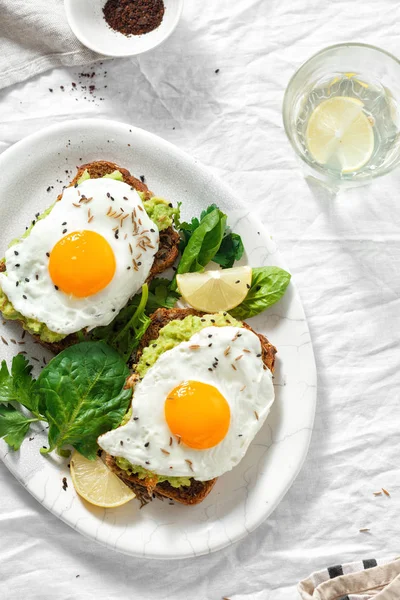 Ovanifrån Hälsosam Avokado Rostat Bröd Till Frukost Eller Lunch Med — Stockfoto