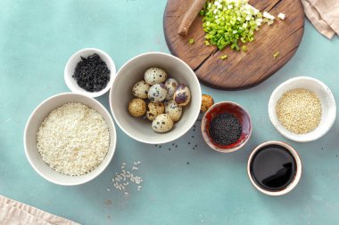 Pişirme vejetaryen için çeşitli ham maddeler mavi taş mutfak masa üstten görünüm üzerinde bıldırcın yumurtası ile kase poke