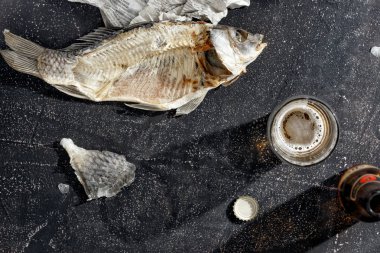 Koyu mavi arka plan üstten görünüm bira ile kurutulmuş balık