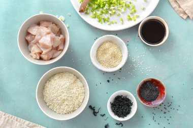 Yemek pişirmek için ham maddeler kase tavuk eti üstten görünüm ile poke.