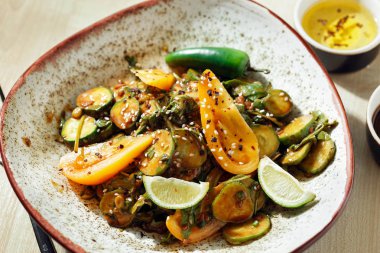 Lezzetli ve sağlıklı bir kahvaltı. Ceviz soslu taze salata tabağı