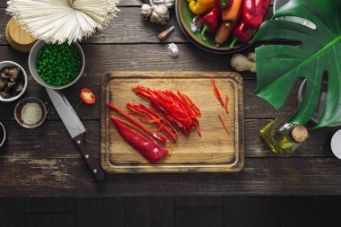 Ev mutfak koyu ahşap tablo vejetaryen Tay erişte yemek pişirmek için ham maddeler görünümü top