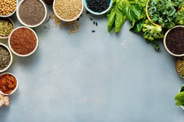 Kopya alanı taş zemin üzerine sağlıklı vegan ve vejetaryen yemek ayarla. Diyet beslenme kavramı