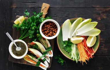 Sebze üstten görünüm alır. Lezzetli ve sağlıklı vejetaryen yemek