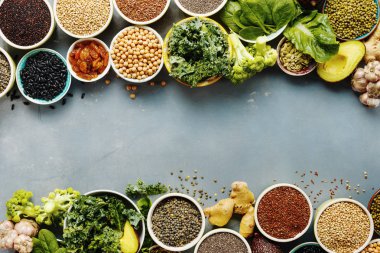 Çerçeve kümesi sağlıklı vegan ve vejetaryen yemek taş zemin üzerine. Diyet beslenme kavramı