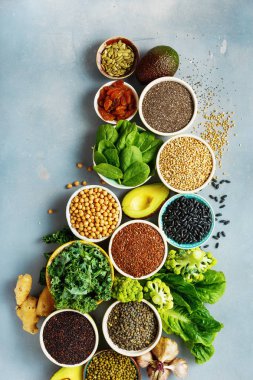 Sağlıklı vegan ve vejetaryen yemek taş zemin üzerine ayarlayın. Diyet beslenme kavramı