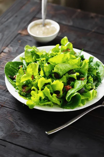 在深木桌上放绿色沙拉 健康和饮食食品的概念 — 图库照片
