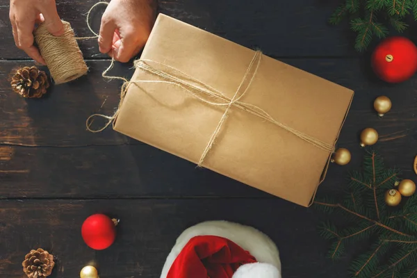 Man Inslagning Julklapp Träbord Rustika Jul Bakgrund Inslagning Presenterar Bakgrunden — Stockfoto