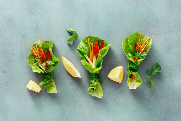 Вкусная Здоровая Вегетарианская Еда Перец Морковь Огурец Завернутые Розовые Листья — стоковое фото