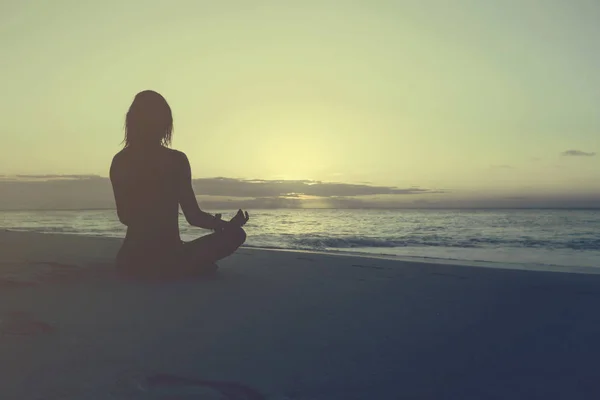 Žena Praktiky Jógy Meditace Lotosu Představují Pláži Při Západu Slunce — Stock fotografie