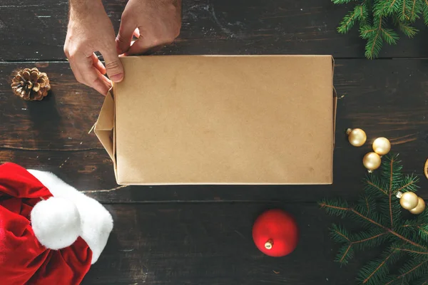 Ovanifrån Mannen Inslagning Julklapp Träbord Rustika Jul Bakgrund Inslagning Presenterar — Stockfoto