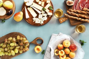 Meze İspanyolca tapas kümesi, peynir çeşitliliği, meyve ve jamon masa. Üstten görünüm, düz yatıyordu