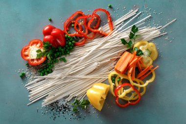 Üstten görünüm hammaddelerini vejetaryen Tay erişte yemek