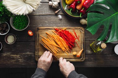 Erkek el koyu ahşap tablo ev mutfak üst görünümünde vejetaryen Tay noodles hazırlamak