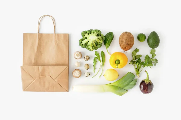 Bolsa Papel Llena Diferentes Alimentos Saludables Sobre Fondo Blanco Vista — Foto de Stock