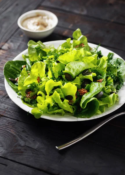 在深木桌上放绿色沙拉 健康和饮食食品的概念 — 图库照片