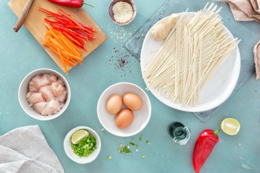 Üstten görünüm ham maddeler udon erişte taş arka plan üstten görünüm tavuk etli yemek pişirmek için ayarla