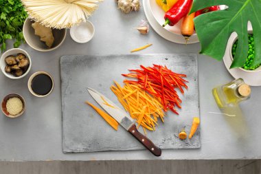 Üstten görünüm ev mutfak vejetaryen Tay erişte yemek pişirmek için ham maddeler ayarla